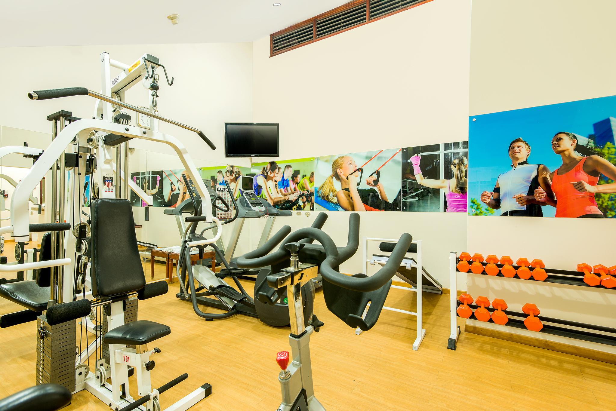 Hotel Dann Carlton Bogota Bagian luar foto The gym at the hotel