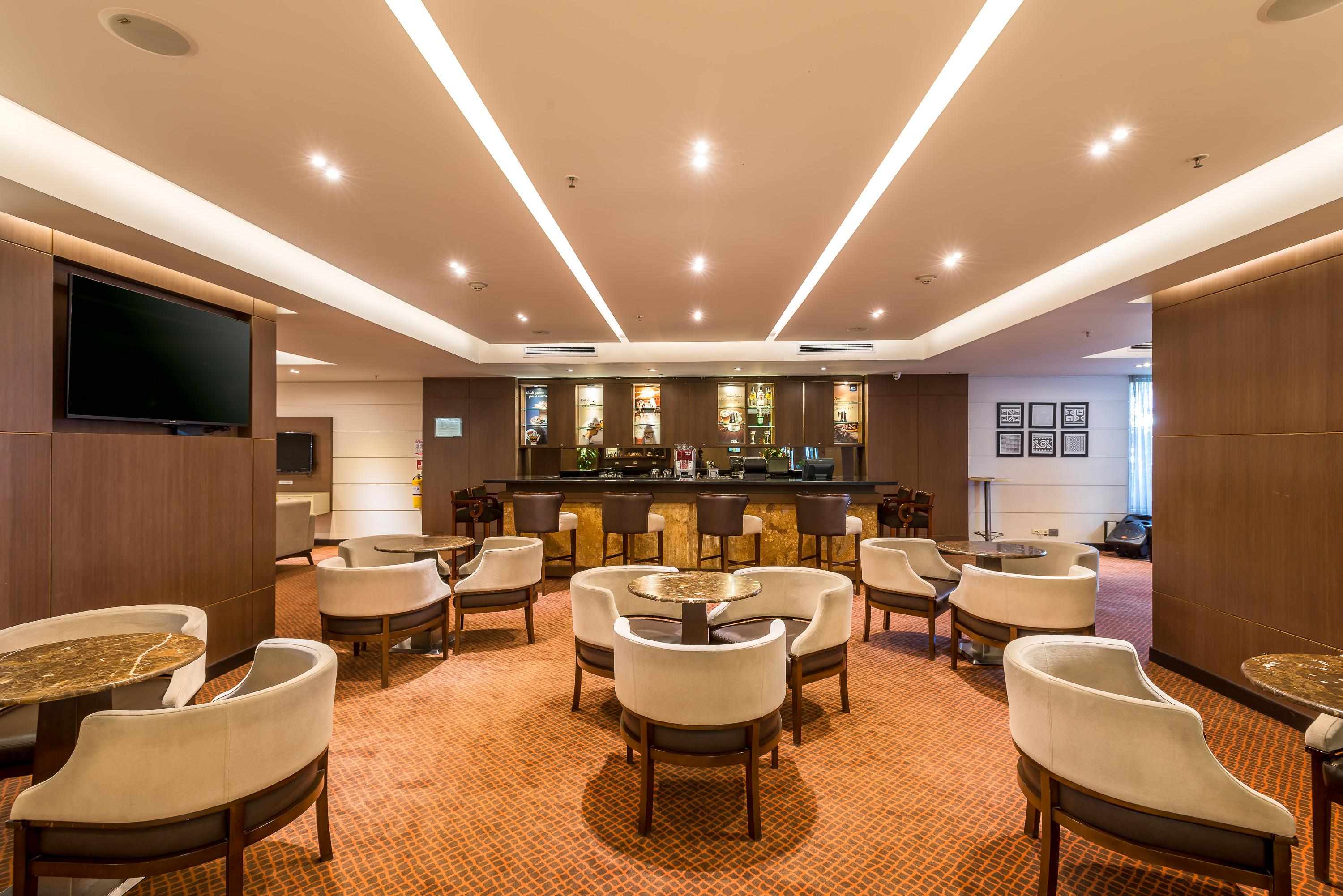 Hotel Dann Carlton Bogota Bagian luar foto The Royal Orchid Lounge at Suvarnabhumi Airport