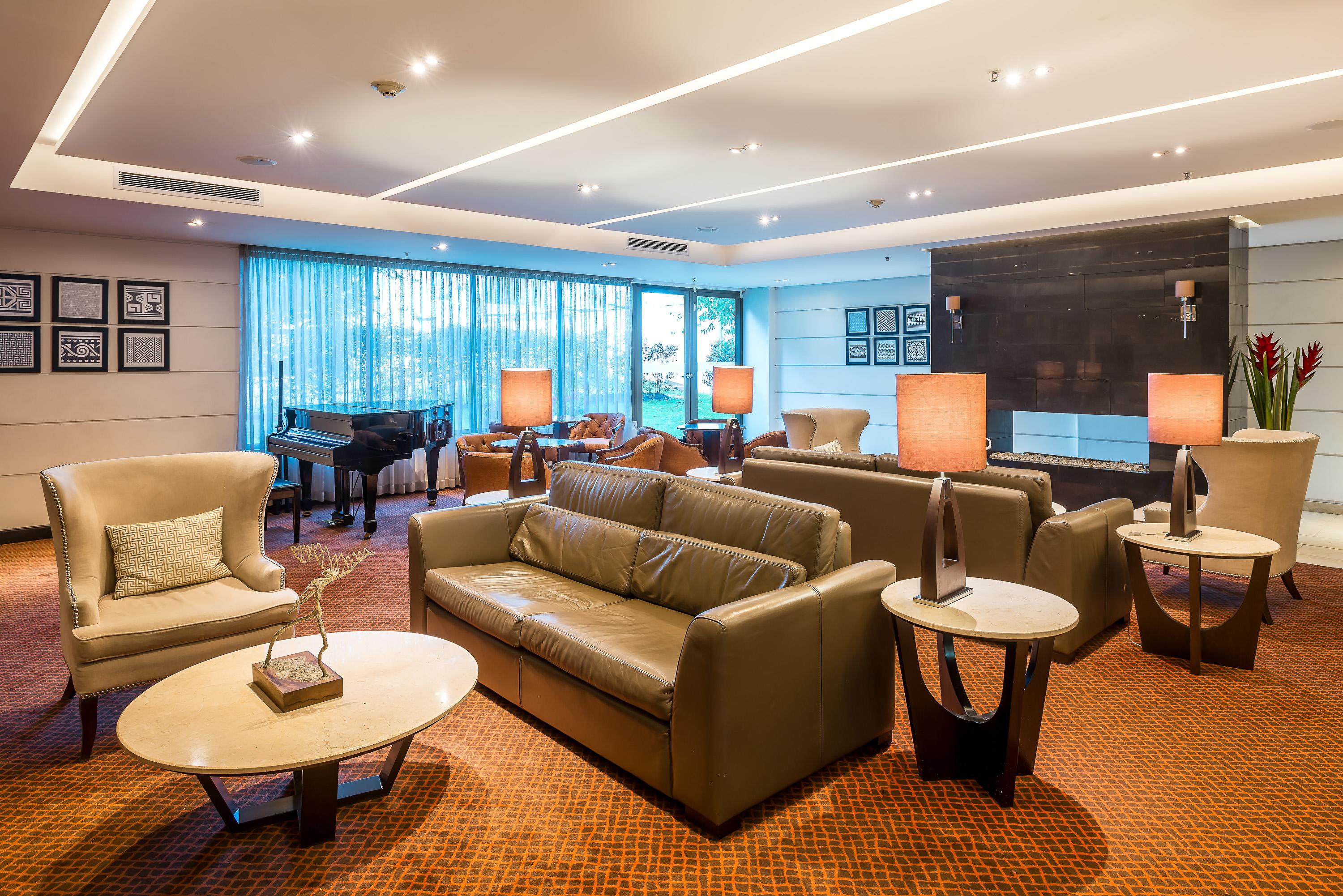 Hotel Dann Carlton Bogota Bagian luar foto The Royal Orchid Lounge at Suvarnabhumi Airport