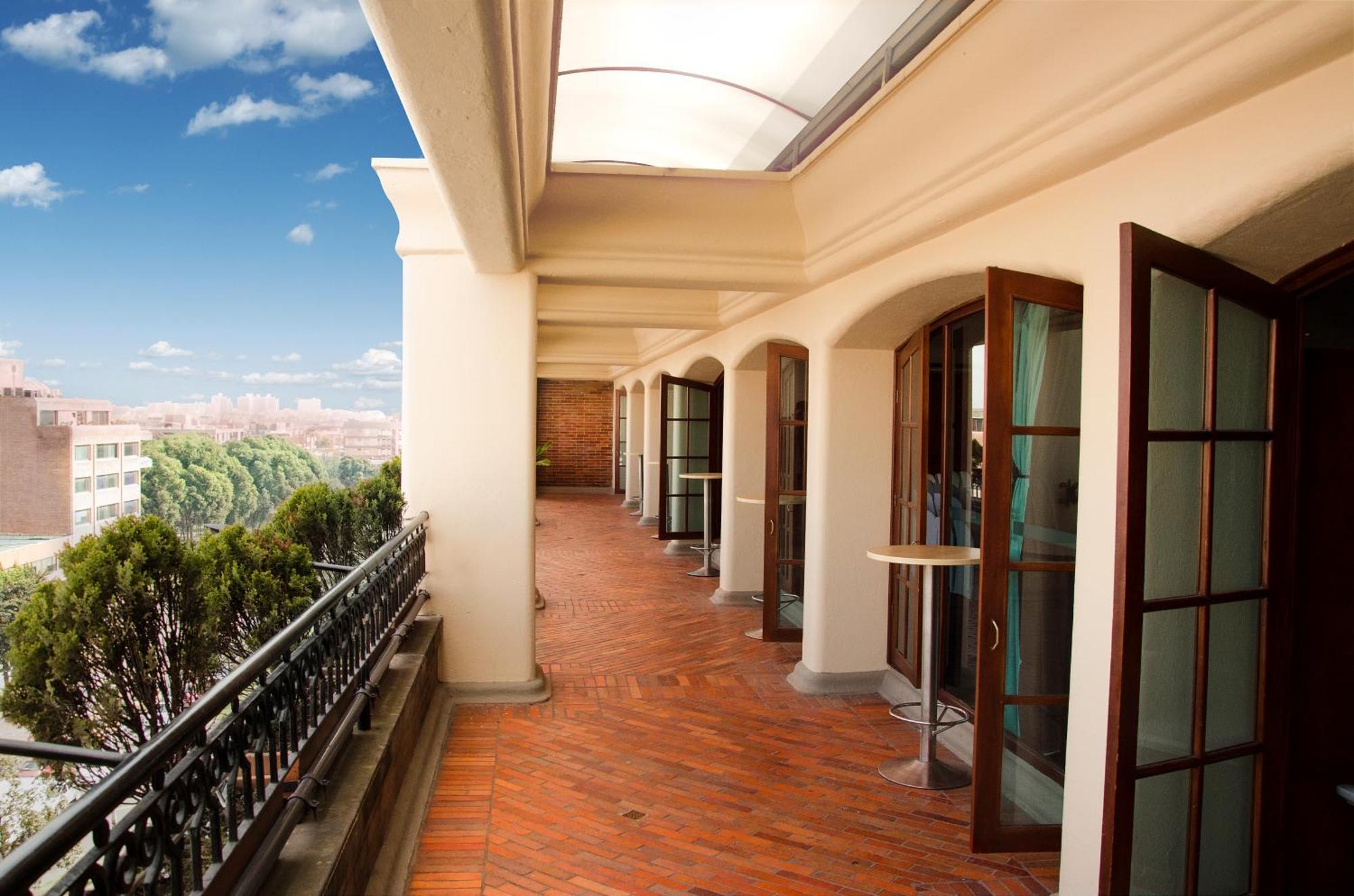 Hotel Dann Carlton Bogota Bagian luar foto The balcony of the hotel