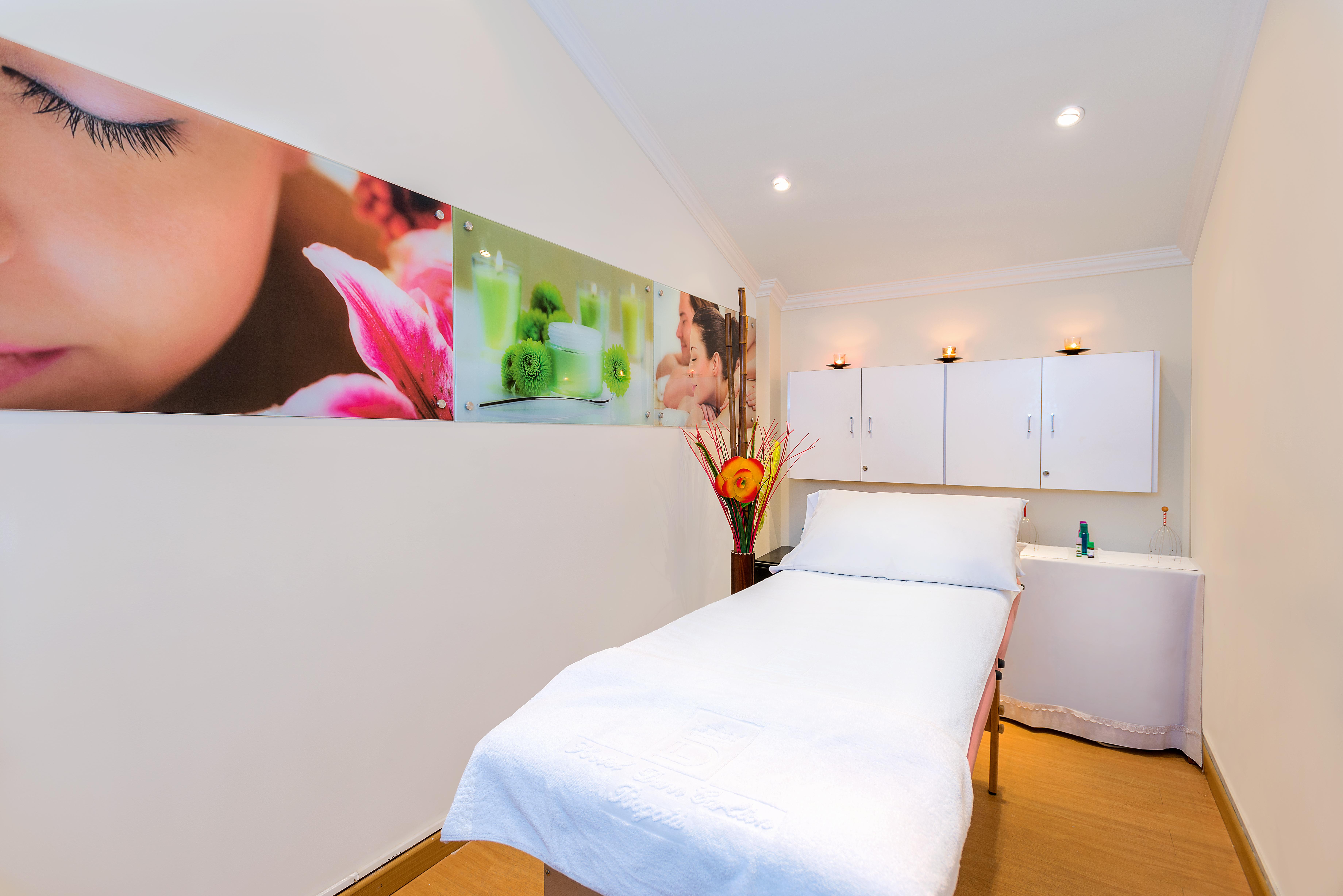 Hotel Dann Carlton Bogota Bagian luar foto Treatment room at a spa
