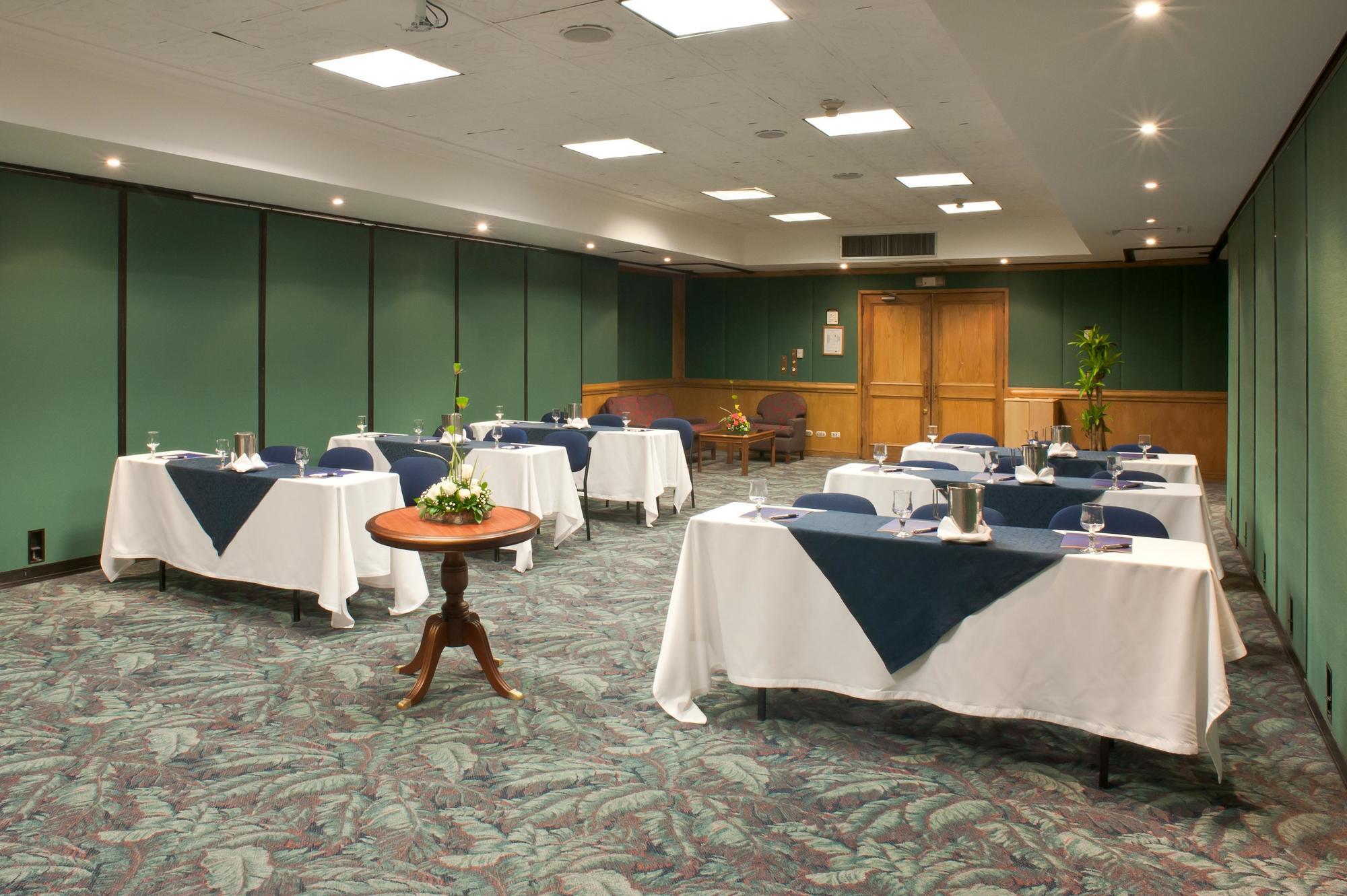 Hotel Dann Carlton Bogota Bagian luar foto Meeting room
